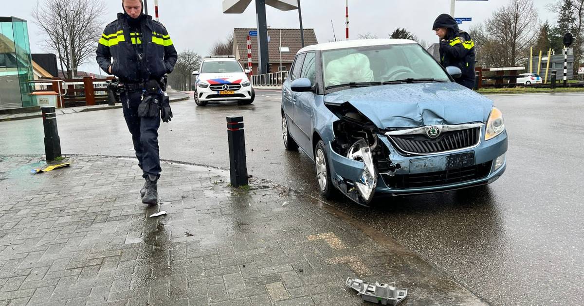 Twee auto’s flink in de kreukels in Mariënberg, bestuurders komen met de schrik vrij
