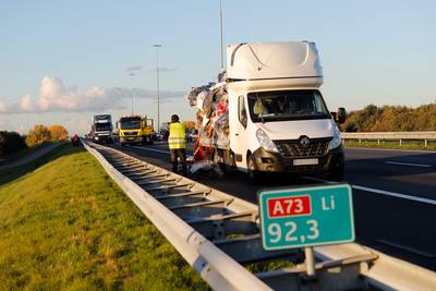 Forse file op A73 bij Cuijk door botsing van twee vrachtwagens