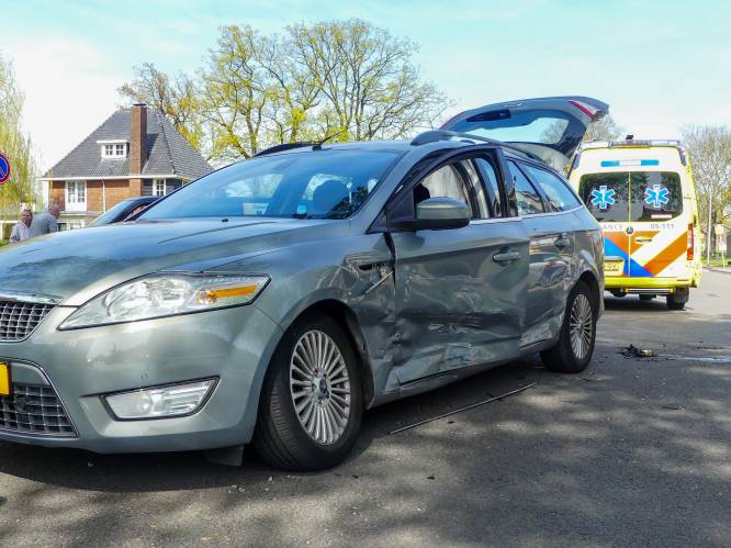 Auto's botsen op kruising in Enschede
