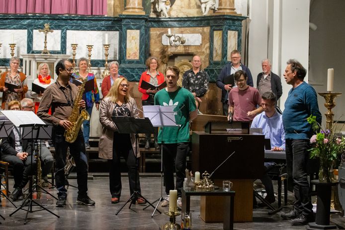 Een beeld van de repetitie van Com-Passion. In het midden, met lang blond haar, zangeres Gery Vermeulen. Rechts, staand met blauwe trui, Jan-Willem Drost.