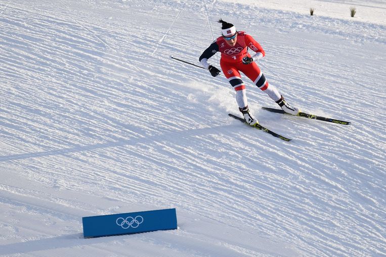 Marit Bjørgen op weg naar haar tweede gouden langlaufmedaille in Pyeongchang. De Noorse is nu de succesvolste winterolympiër ooit. Beeld AFP
