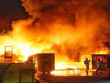 Vuurzee bij afvalverwerker in Overijssel: enorme stapel tapijtafval staat in brand