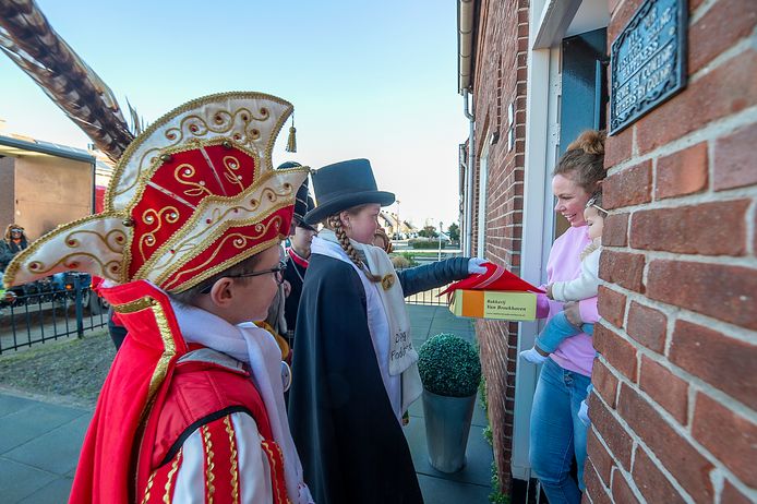 Voor de baby's is er  een rode zakdoek met daarop de tekst ‘Ik ben geboren op de Raldal’ en een taartje van bakker Broekhoven met hun naam.