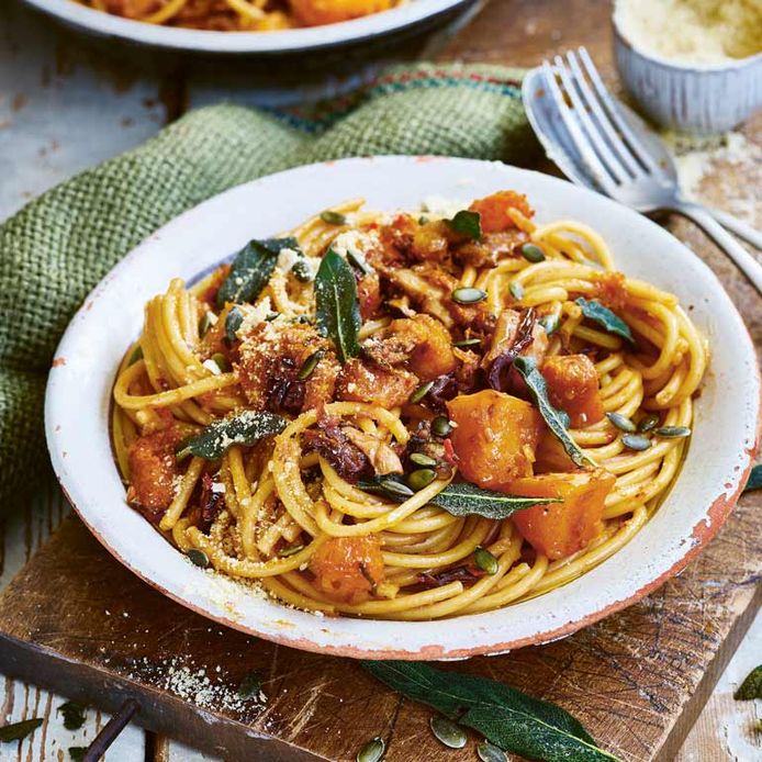 Pasta met pompoen, salie en shiitake van Gaz Oakley uit Plants Only Kitchen.