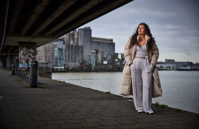 Zangeres Neda Boin: ,,Ik stond weliswaar te glunderen voor de camera, maar achter de schermen lag mijn leven in diggelen.’’