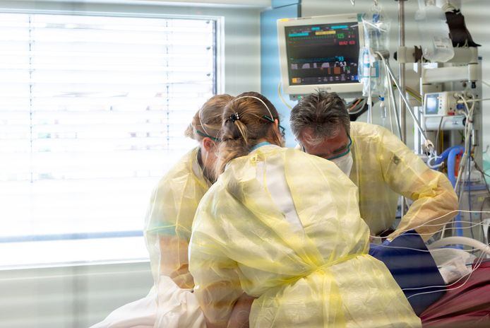 Dokters en verpleegkundigen behandelen een patiënt met het coronavirus in het ETZ Tilburg.