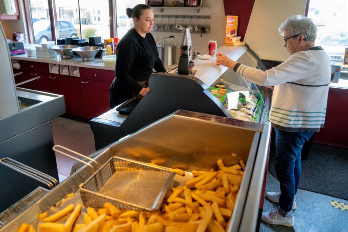 Nederland,  Zaltbommel, Michelle Duijts, dochter van de eigenaar werkend in de snackbar aan de Thorbeckestraat.  EEN OPDRACHT
