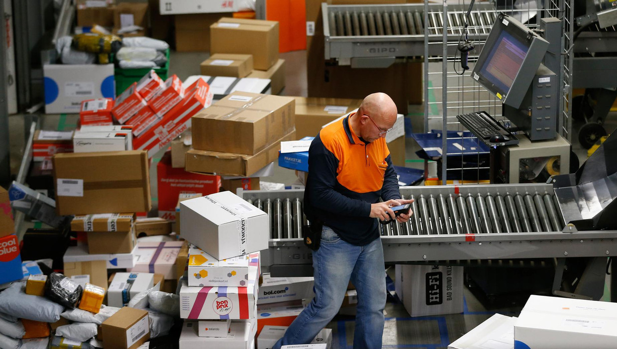 Bezorgbedrijven draaien overuren om de hoeveelheid bestelde pakketjes op tijd te bezorgen. Beeld anp