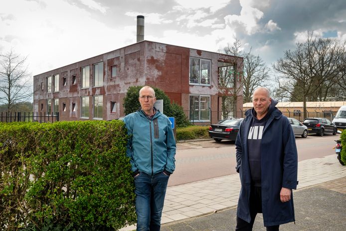 Edwin Buisman (links) en Bart Smits voor de omstreden 'biomassacentrale’ van projectontwikkelaar Schipper Bosch op het Arnhemse landgoed Klingelbeek.
