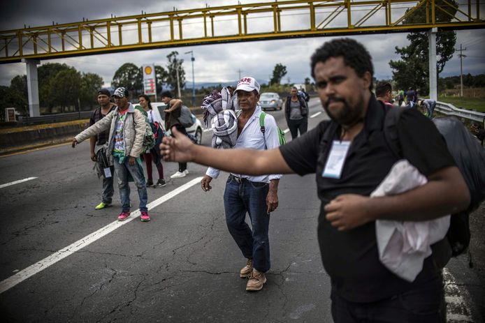 Migranten uit Honduras op weg naar de VS proberen een lift te krijgen in Mexico.