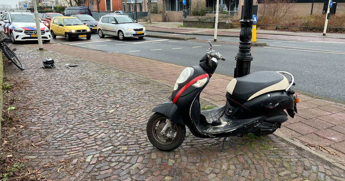 Snorscooter aangereden door automobilist in Deventer: tweetal mee naar ziekenhuis.