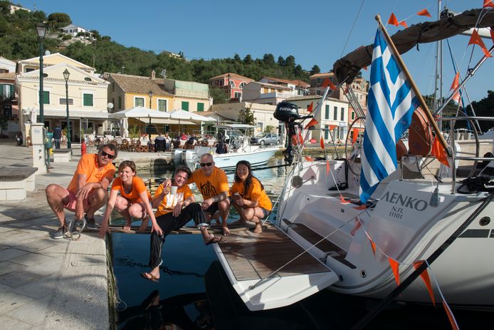 Nederlanders op een zeilboot in Griekenland vieren Koningsdag. Bij de Grieken kunnen we wel een potje breken.