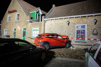 Auto ramt leegstaand café in Lepelstraat, bakstenen diep in muur gedrukt