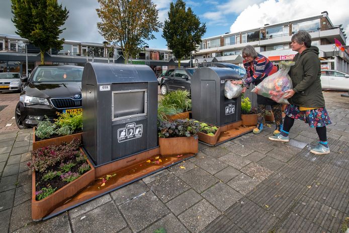 Marjon van Klaveren (rechts) en Bernadette Hermsen geven het goede voorbeeld. Foto: Gerard Burgers.