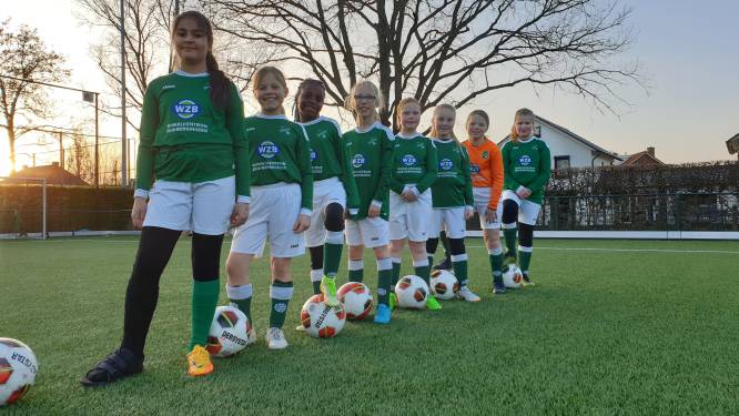 Het meidenteam van FC Berghuizen zamelt met grote dribbelactie geld in voor slachtoffers van ramp in Turkije 