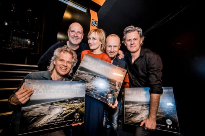 BLØF kreeg een Platina Award voor ‘Zoutelande’ met Geike Arnaert. Dat betekent dat deze meer dan 80.000 keer is verkocht.