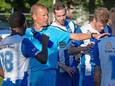 Björn De Neve instrueert zijn speler tijdens een drinkpauze bij de wedstrijd tegen Zelzate.