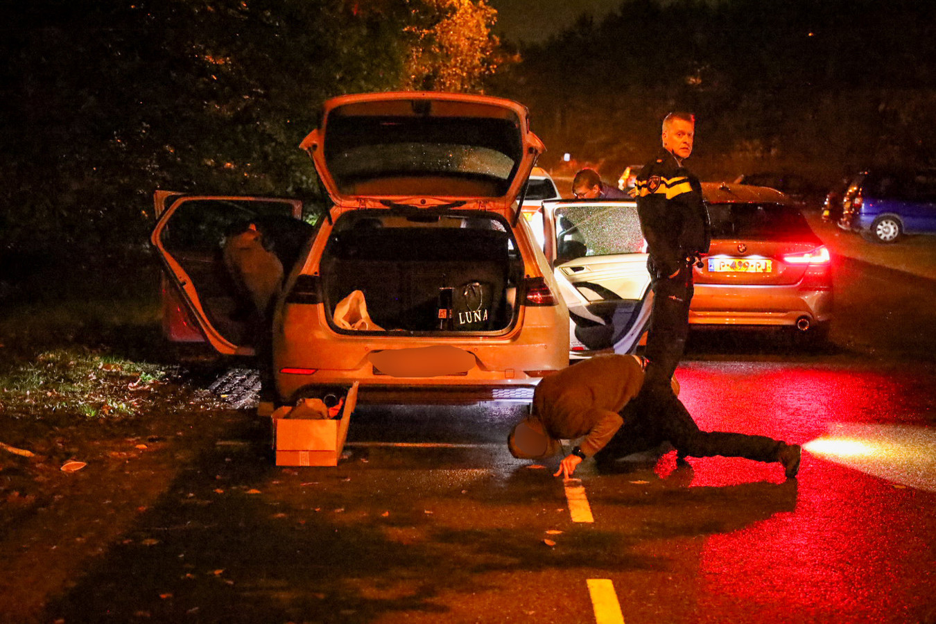 Politie in Arnhem vindt grote som cash in auto 28jarige Duivenaar man