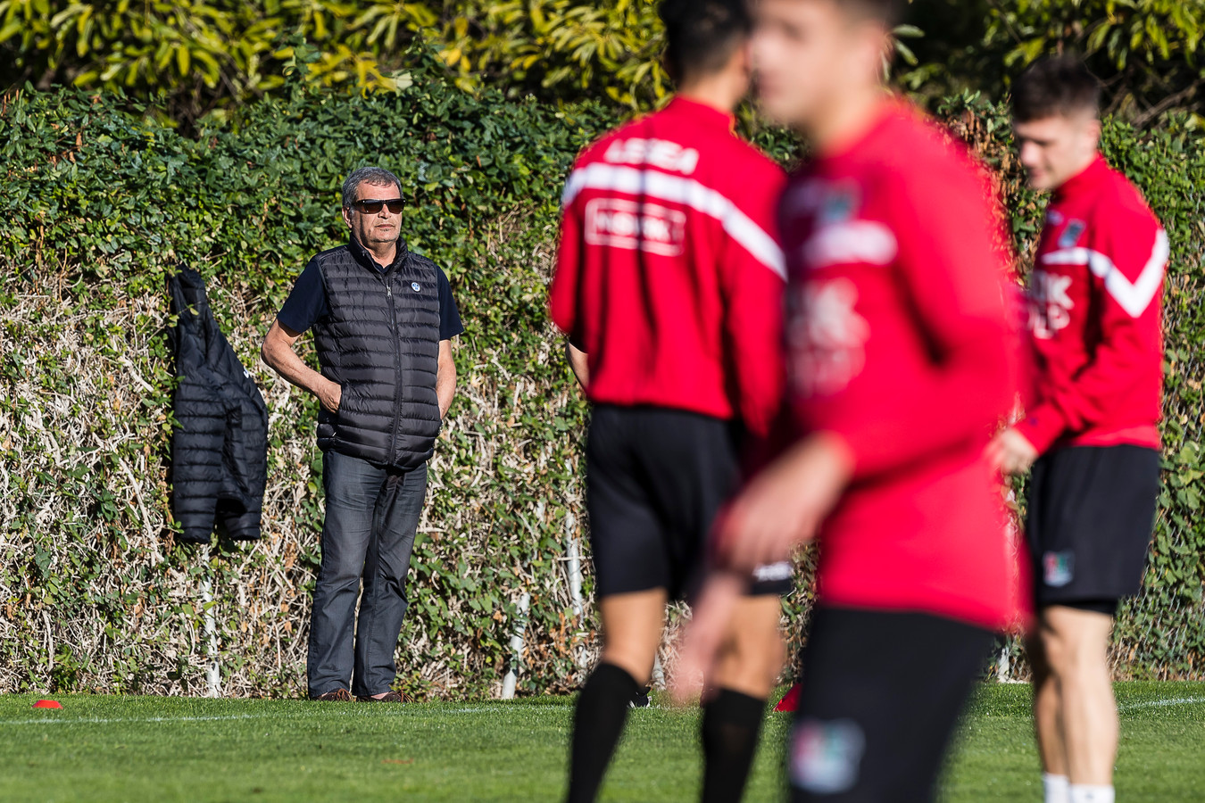 Technisch directeur Ted van Leeuwen kijkt toe tijdens de training van NEC vorig jaar op het trainingskamp in Spanje.