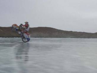 VIDEO. Spectaculair: motorrijder stunt op ijs