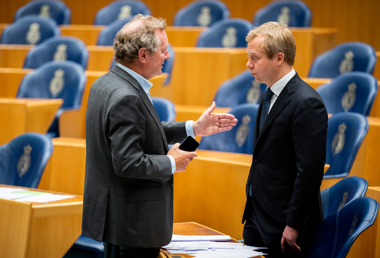 Bram van Ojik (GL) in gesprek met Sven Koopmans (VVD) tijdens de schorsing van het VAO Buitenlandse Zaken in de de Tweede Kamer.  Beeld Freek van den Bergh