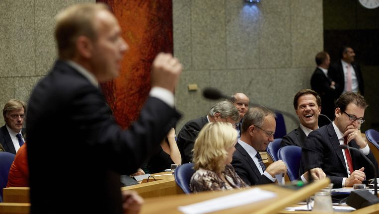 De leden van het kabinet lachen om SGP-fractievoorzitter Kees van der Staaij tijdens de Algemene Politieke Beschouwingen in de Tweede Kamer Beeld anp