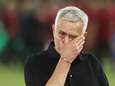 Emotionele Mourinho laat zich gaan en danst met spelers tijdens persconferentie