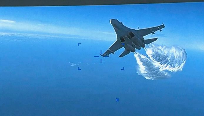 Videostill van beelden die de Amerikanen hebben vrijgegeven, waarop te zien is hoe Russische straaljagers een drone proberen te onderscheppen boven de Zwarte zee.