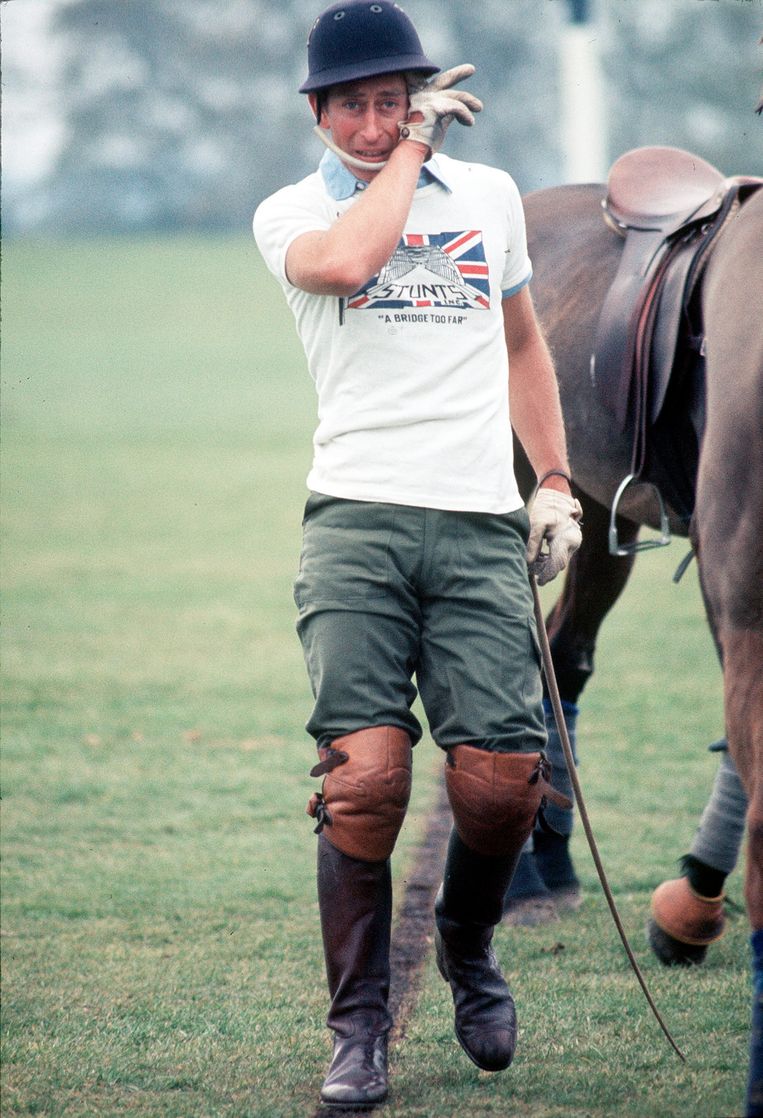 Charles speelt na een spelletje polo, terwijl hij nog Prince of Wales was. Beeld Photo News