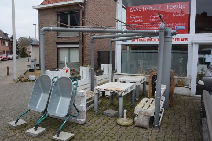 Het terras is gemaakt van rioolbuizen en kruiwagens dienen als loungezetel.