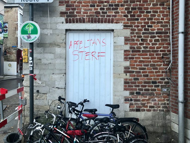 Een niet mis te verstane boodschap op een Leuvense deur.  Beeld Robin Broos