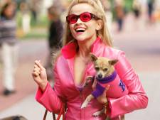 Reese Witherspoon verkleed als Elle Woods voor presentatie Legally Blonde-serie: ‘Een droom die uitkomt’