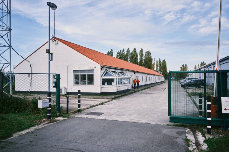 Binnen een aantal weken opent een nieuw, tijdelijk opvangcentrum in Jabbeke. Beeld Thomas Sweertvaegher