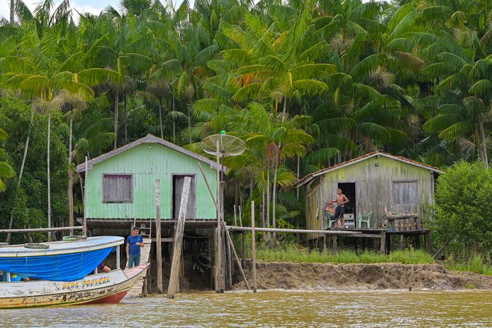 Per boot worden elektronische stemmachines naar de afgelegen gemeenschappen aan de Amazonerivier gebracht, zodat ook zij kunnen meestemmen.