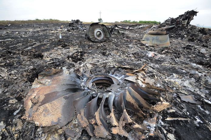 Brokstukken op de crashplek van de Boeing 777 van Malaysia Airlines.