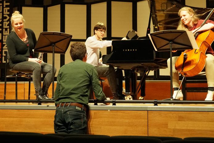 Maurick Reuser geeft aanwijzingen aan het Trio Chimaera voor de uitvoering van zijn compositie Memory Lane