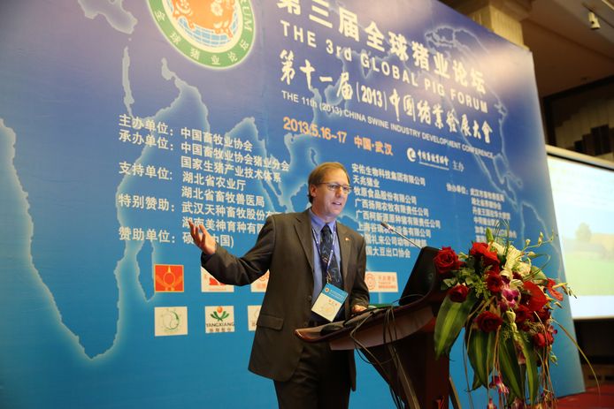 Jan Cortenbach op een congres in China.