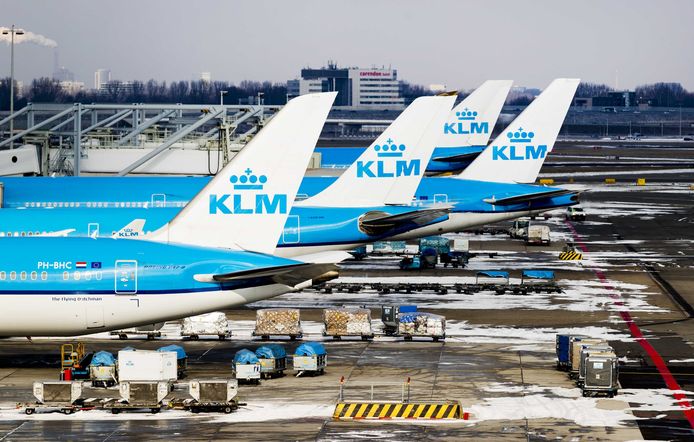 2018-02-28 14:44:07 SCHIPHOL - Vliegtuigen van KLM op Schiphol. Door een stroomstoring op de Amsterdamse luchthaven kunnen geen KLM-vliegtuigen vanaf de luchthaven vertrekken. ANP REMKO DE WAAL