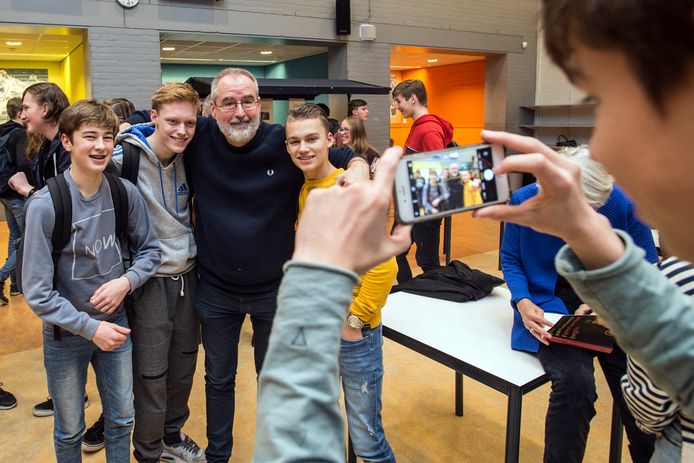 Schrijversdag op newmancollege in het kader van het 60-jarig bestaan. Leerlingen maken na afloop foto's met Ronald Giphart.