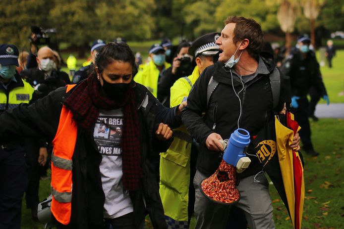De organisator van het Black Lives Matter-protest, Paddy Gibson (R), werd gearresteerd door de Australische politie in Sydney.