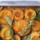 Recept: gegrilde abrikozen met honing, salie en rozemarijn