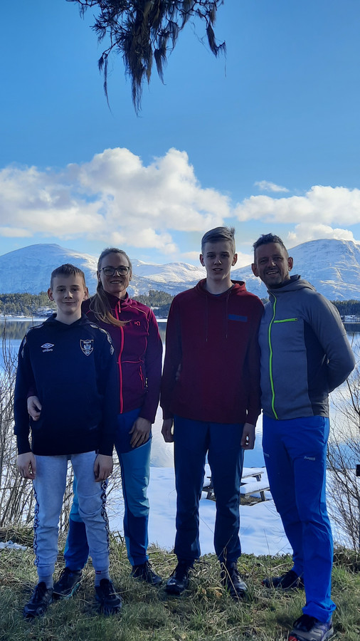 Ronald (rechts) met zijn gezin aan het fjord in Skodje.