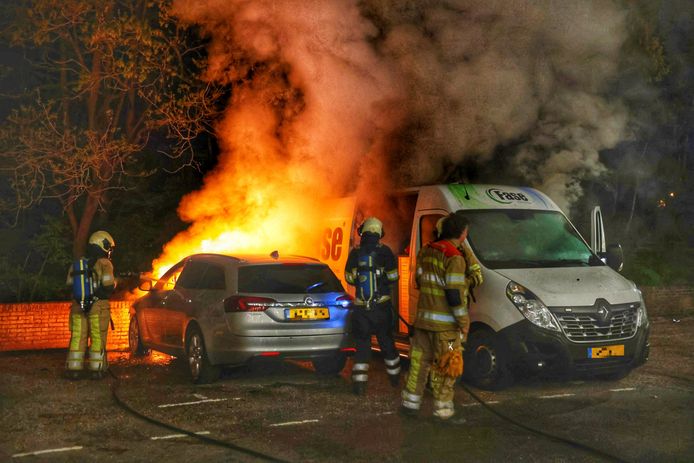 De personenauto op het parkeerdek bij de L-flat in Zeist, raakte total loss.