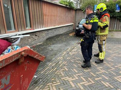 Bestuurster onwel, auto botst tegen woning in Rijen