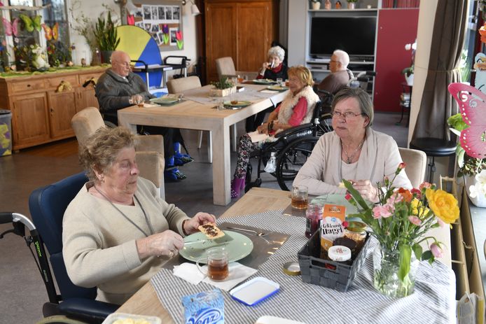 Bewoners van Zorgcentrum Molenschot zijn blij dat ze weer samen aan tafel kunnen eten.