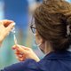 Miljoenen AstraZeneca-vaccins binnen handbereik: prik voor de prijs van een biertje