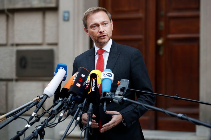 epa06305950 Christian Lindner (C), leader of the Free Liberal Party (FDP), gives a press statement outside the German Parliamentary Society prior to another session of exploratory talks of four political parties in Berlin, Germany, 03 November 2017. The Christian Democratic Union (CDU), the Christian Social Union (CSU), the Greens and the Free Democratic Party (FDP) are holding talks to form the next Government after the general elections in September.  EPA/FELIPE TRUEBA
