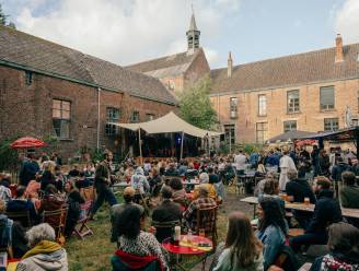 NET OPEN. Tuin van eeuwenoud slotklooster voor de laatste keer omgevormd naar zomerbar