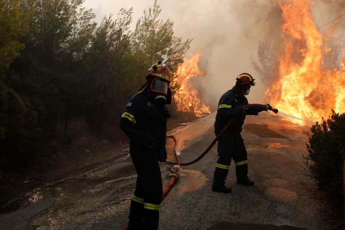 Brandweerlieden strijden tegen het vuur in Penteli ten noorden van Athene.