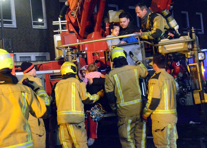 De brandweer haalde gisteravond met hoogwerkers angstige bewoners uit hun woning